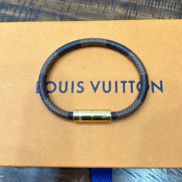 LOUIS VUITTON Damier Keep It Bracelet - Picture 7 of 12
